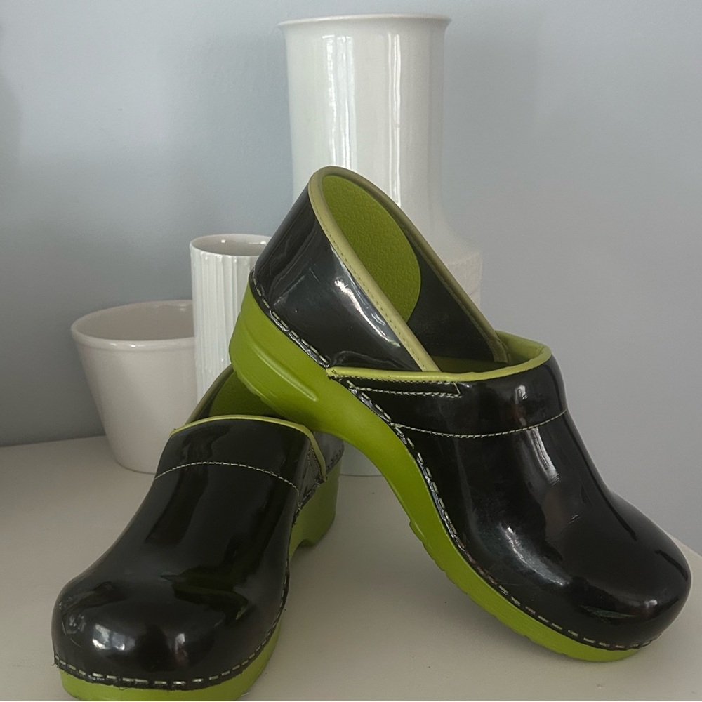 Sanita Pro Patent Black and Lime Green Clogs,  Size 40 ( Size 9-9.5)
